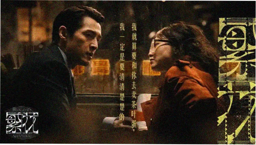 家庭影院暗光客厅的银幕与横向灯带示意